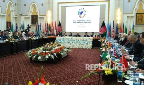 Wakil Presiden RI HM Jusuf Kalla berjalan menuju Char Chinar Palace, tempat penyelenggaraan pembukaan Kabul Process Conference di Istana Haram Sarai, Kabul, Afganistan, Rabu (28/2). Sebanyak 28 negara  mengikuti konferensi tersebut dan Wapres Jusuf Kalla menjadi salah satu pembicara dalam pembukaan tersebut bersama Presiden Afghanistan, Ashraf Ghani.