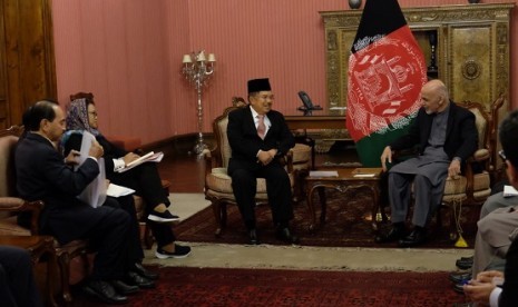 Wakil Presiden RI HM Jusuf Kalla bertemu dengan Presiden Afganistan Ashraf Ghani di Istana Haram Sarai, Kabul, Selasa (27/2). 