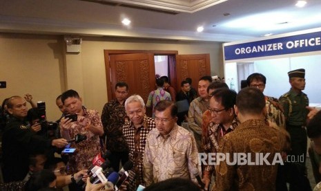 Wakil Presiden RI Jusuf Kalla dan Menteri ESDM Ignasius Jonan memberikan keterangan pers usai membuka Indonesia International Geothermal Convention & Exhibition di JCC, Rabu (2/8). 