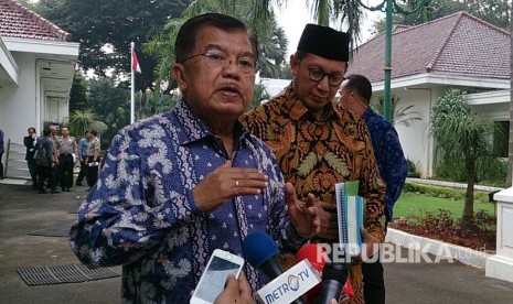 Wakil Presiden RI Jusuf Kalla didampingi Menteri Agama Lukman Hakim Saifuddin memberikan keterangan pers usai rapat mengenai kelanjutan pembangunan Universitas Islam Internasional Indonesia di Istana Wakil Presiden, Kamis (6/7). 