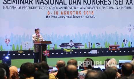 Wakil Presiden RI Jusuf Kalla (JK) memberikan sambutan pada pembukaan Seminar nasional dan Kongres Ikatan Sarjana Ekonomi Indonesia (ISEI) XX di The Trans Luxury Hotel, Kota Bandung, Rabu (8/8).