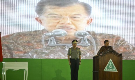 Wakil Presiden RI, Jusuf Kalla (kanan) berpidato saat membuka acara Silaturahmi Akbar dan Kongres XV GP Ansor di Pondok Pesantren Sunan Pandanaran, Sleman, Yogyakarta (26/11). 