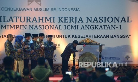 Wakil Presiden RI Jusuf Kalla (kanan) disaksikan oleh Ketua MPR Zulkifli Hasan (kedua kanan), Menteri Agama Lukman Hakim Sasifuddin (ketiga kanan) dan Ketua Ikatan Cendekiawan Muslim se-Indonesia Jimly Asshiddiqie (keempat kanan) memukul gong sebagai tanda