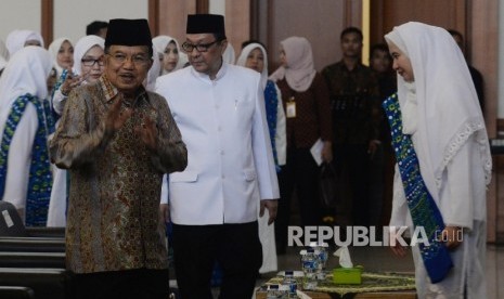 Wakil Presiden RI Jusuf Kalla (kiri) bersama Ketua Dewan Pembina BKMT Dallami Firdaus (tengah), dan Ketum BKMT Syifa Fauzia (kanan) dalam Pembukaan Rapat Kerja Nasional 1 Badan Kontak Majelis Taklim (BKMT) di Gedung Serba Guna Asrama Haji Pondok Gede, Jakarta, Kamis (4/5). 