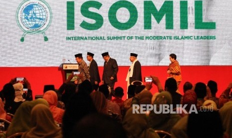 Wakil presiden RI Jusuf Kalla (kiri), didampingi Presiden Kelima RI Megawati Soekarno Putri (kanani), Ketua Umum PBNU, KH. Said Aqil Siroj (tengah),Rais 'Aam PBNU Ma'ruf Amin (kedua kanan), dan Wasekjen PBNU Maksum Mahfud dua (kiri) saat pembukaan Internat