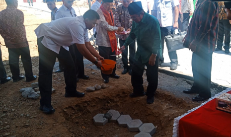 Wakil Presiden RI Jusuf Kalla meletakkan batu pertama gedung fasilitas Pesantren Modern Internasional (PMI) Dea Malela di Sumbawa, Nusa Tenggara Barat (NTB), Sabtu (3/8).