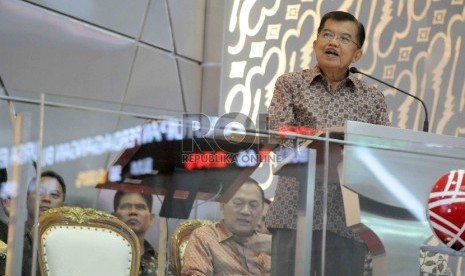  Wakil Presiden RI Jusuf Kalla memberikan sambutannya dalam penutupan perdagangan saham terakhir tahun 2015 di gedung Bursa Efek Indonesia (BEI), Jakarta, Rabu (30/12).  (Republika/Agung Supriyanto)