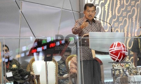 Wakil Presiden RI Jusuf Kalla memberikan sambutannya dalam penutupan perdagangan saham terakhir tahun 2015 di gedung Bursa Efek Indonesia (BEI), Jakarta, Rabu (30/12).