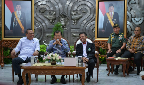 Wakil Presiden RI Jusuf Kalla menerima kunjungan silaturahmi perwakilan organisasi mahasiswa dan kepemudaan Islam di Kantor Wakil Presiden, Jakarta, Senin (11/3).