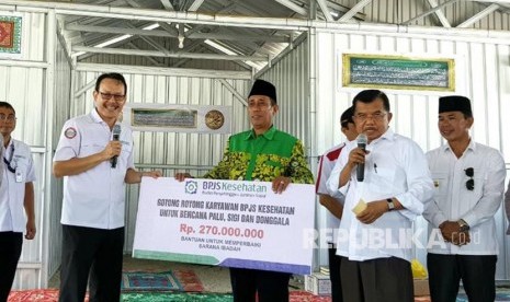 Wakil Presiden RI Jusuf Kalla meninjau Masjid Semi Permanen ketiga yang dibangun Dewan Masjid Indonesia, di Kamp Pengungsian Desa Mpanau Kecamatan Biromaru Kabupaten Sigi Sulawesi Tengah, Ahad (11/11).