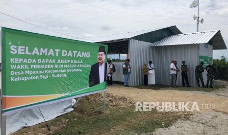 Wakil Presiden RI Jusuf Kalla meninjau Masjid Semi Permanen ketiga yang dibangun Dewan Masjid Indonesia, di Kamp Pengungsian Desa Mpanau Kecamatan Biromaru Kabupaten Sigi Sulawesi Tengah, Ahad (11/11).