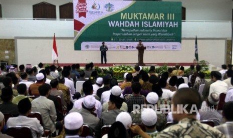 Wakil Presiden RI Jusuf Kalla menyampaikan pidatonya saat menghadiri Muktamar III Wahdah Islamiyah di Asrama Haji, Pondok Gede, Jakarta, Selasa (19/7).  (Republika/Rakhmawaty La'lang)