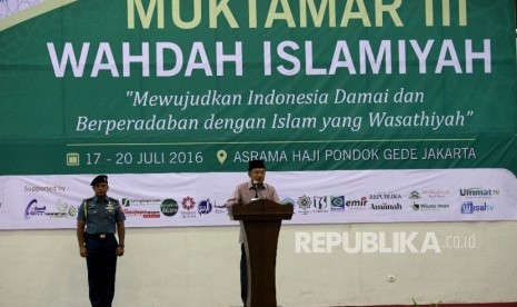 Wakil Presiden RI Jusuf Kalla menyampaikan pidatonya saat menghadiri Muktamar III Wahdah Islamiyah di Asrama Haji, Pondok Gede, Jakarta, Selasa (19/7). (Republika/Rakhmawaty La'lang)