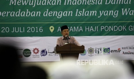 Wakil Presiden RI Jusuf Kalla menyampaikan pidatonya saat menghadiri Muktamar III Wahdah Islamiyah di Asrama Haji, Pondok Gede, Jakarta, Selasa (19/7). (Republika/Rakhmawaty La'lang)