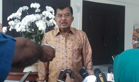 Wakil Presiden RI Jusuf Kalla saat diwawancarai di Kantor Wakil Presiden, Jalan Medan Merdeka Utara, Jakarta, Selasa (26/2).