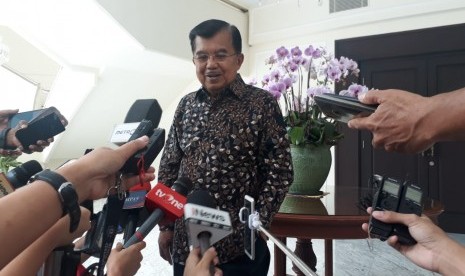 Wakil Presiden RI Jusuf Kalla saat diwawncarai di Kantr Wakil Presiden, Jakarta, Selasa (19/3). 