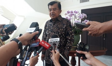 Wakil Presiden RI Jusuf Kalla saat diwawncarai di Kantr Wakil Presiden, Jakarta, Selasa (19/3). 