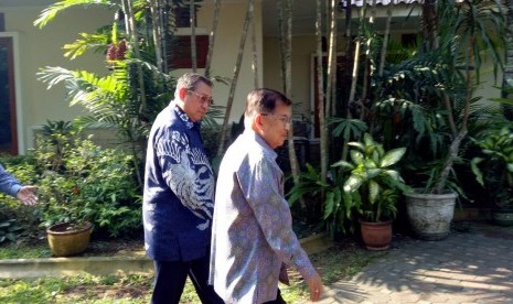 Wakil Presiden RI Jusuf Kalla usai menyambangi Presiden keenam RI Susilo Bambang Yudhoyono (SBY) di kediaman pribadinya di Cikeas, Bogor, Rabu (26/6).