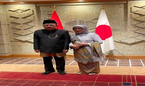 Wakil Presiden RI ke 10 dan 12 Jusuf Kalla (JK) didampingi Ibu Mufidah saat menghadiri undangan dari pemerintah Jepang yang menanugerahkan penghargaan tertinggi dari Pemerintah Jepang yakni Grand Cordon of the Order of the Rising Sun, Selasa (10/5) di di Istana Kaisar Jepang atau Imperial Palace.