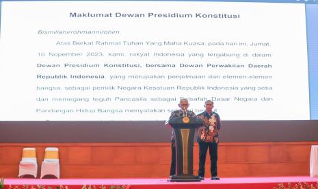 Wakil Presiden RI ke-VI Jenderal TNI (Purn) Try Sutrisno, yang juga Panglima ABRI ke-IX membacakan dan menyerahkan Maklumat Presidium Konstitusi kepada perwakilan anggota MPR RI, di hadapan 1.349 elemen rakyat di Gedung Nusantara IV Komplek Parlemen, Senayan, Jakarta, Jumat (10/11/2023). 