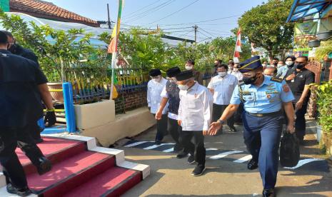 Wakil Presiden RI, KH Maruf Amin meninjau urban farming di Kelurahan Pajajaran, Kecamatan Cicendo, Kota Bandung, Rabu (29/9). Ia didampingi Mendagri Tito Karnavian, Wagub Jabar Uu Ruhzanul Ulum dan Wali Kota Bandung, Oded M Danial. 