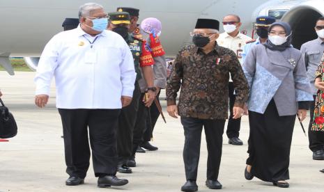 Wakil Presiden RI Ma'aruf Amin (tengah) dan istri Wury Estu Handayani (kanan) didampingi Gubernur Sulawesi Tenggara Ali Mazi (kiri) saat tiba di Bandara Halu Oleo, Konawe Selatan, Sulawesi Tenggara, Kamis (19/5/2022). Wakil Presiden datang di Sulawesi Tenggara dalam agenda peletakan batu pertama pembangunan smelter di PT Nusantara Industri Sejati (NIS) di Konawe Utara dan pemberian bantuan di Panti Asuhan Sentra Meohai Kendari.