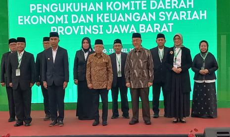 Wakil Presiden RI Maruf Amin menghadiri pengukuhan Komite Daerah Ekonomi Keuangan Syariah Jawa Barat di aula barat Gedung Sate, Provinsi Jabar, Kota Bandung, Selasa (23/4/2024). 