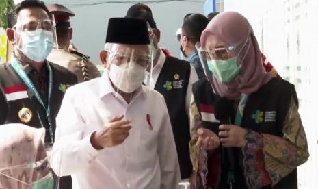 Wakil Presiden RI, Maruf Amin (tengah)