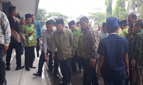 Wakil Presiden RI Muhammad Jusuf Kalla (JK) menghadiri acara Muktamar VII Dewan Masjid Indonesia (DMI) di Arsama Haji Pondok Gede, Jakarta Timur, Sabtu (11/11).