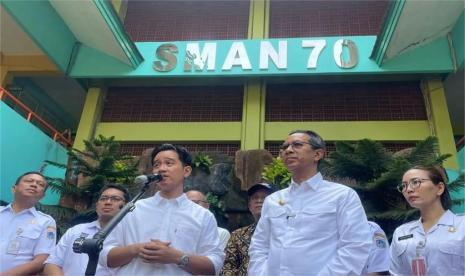 Wakil Presiden RI Terpilih Gibran Rakabuming Raka bersama Penjabat Gubernur DKI Jakarta Heru Budi Hartono usai pantau uji coba makan siang bergizi gratis di SMAN 70 Jakarta Selatan, Rabu (9/10/2024).