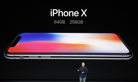 Wakil presiden senior Apple, Phil Schiller sedang membahas fitur iPhone X di Teater Steve Jobs, kampus Apple yang baru, Selasa (12/9) Cupertino, California.