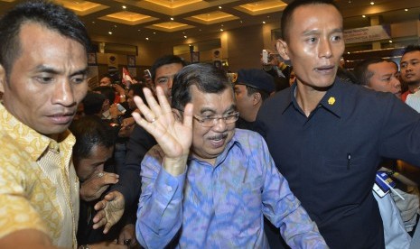 Wakil Presiden terpilih Jusuf Kalla (tengah) mendapatkan pengawalan dari personil Pasukan Pengamanan Presiden (Paspampres) (kanan) 