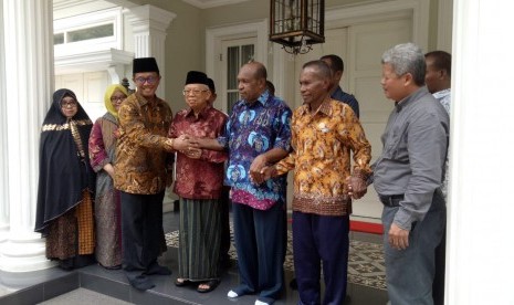 Wakil presiden terpilih, KH Ma'ruf Amin menerima kunjungan sejumlah pendeta asal Papua, di kediamannya di Jalan Situbondo nomor 12, Menteng, Jakarta Pusat, Kamis (5/9). 