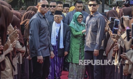 Wakil Presiden terpilih periode 2019-2024 KH Ma'ruf Amin (kedua kiri) menghadiri acara silaturahmi lintas agama di Universitas NU di Mataram, NTB, Sabtu (12/10/2019). 