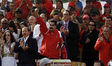 Wakil Presiden Venezuela Nicolas Maduro (tengah),mengepalkan tangannya saat pelantikan secara simbolis Presiden Venezuela Hugo Chavez diluar Istana Presiden Miraflores di Caracas, Venezuela, Kamis (10/1).   (AP/Fernando Llano)