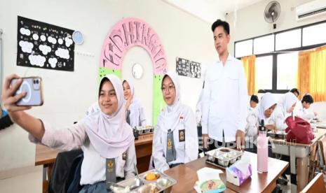 Wakil Presiden (Wapres) Gibran Rakabuming Raka meninjau program Makan Bergizi Gratis (MBG) di SMA Negeri 11 Jakarta, Selasa (21/1/2025).