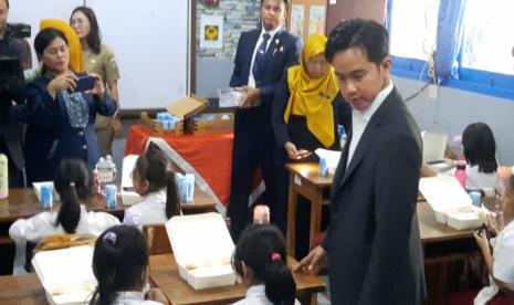 Wakil Presiden (Wapres) Gibran Rakabuming Raka meninjau uji coba makan bergizi gratis di SDN 03 Menteng, Jakarta Pusat, Selasa (22/10/2024).   