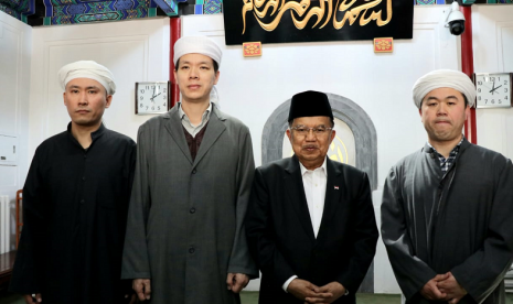 Wakil Presiden (Wapres) Jusuf Kalla melaksanakan sholat Jum'at bersama dengan jamaah muslim lainnya di Masjid Dongzhimen, Jum'at (26/4).