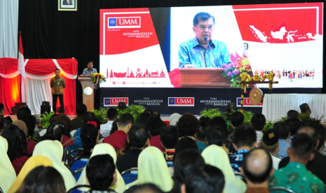 Wakil Presiden (Wapres) Jusuf Kalla meresmikan Pembukaan Festival Kebangsaan II 2019 dan Penandatanganan Prasasti Peresmian Infrastruktur Baru Universitas Muhammadiyah Malang (UMM) serta meninjau Pameran Produk Riset, Sabtu (6/4).