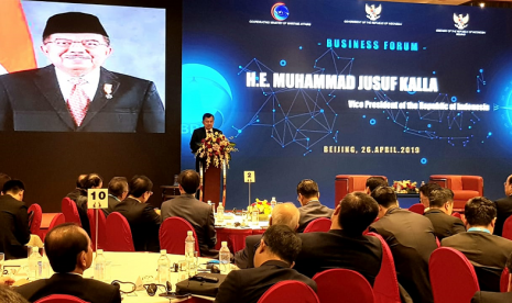 Wakil Presiden (Wapres) Jusuf Kalla saat memberikan pidato kunci pada Business Forum di Hotel Kempinski, Beijing, di sela-sela kunjungannya ke Cina, Jum'at Sore (26/4).  