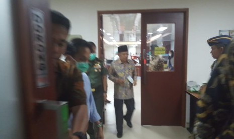 Wakil Presiden (Wapres) Jusuf Kalla saat menjenguk Presiden ke-3 Republik Indonesia, Bacharuddin Jusuf Habibie Habibie  di Rumah Sakit Pusat Angkatan Darat (RSPAD) Gatot Soebroto, Jakarta, Selasa (10/9).