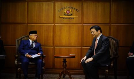 Wakil Presiden (Wapres) K.H. Maruf Amin bertemu Wakil Perdana Menteri Singapura Lawrence Wong di Parliament Of Singapore, Selasa (18/10/2022). 