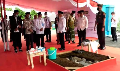 Wakil Presiden (Wapres) K. H. Maruf Amin melakukan peletakan batu pertama pembangunan gedung Universitas Nahdlatul Ulama Maluku Utara, Tobololo, Kota Ternate.