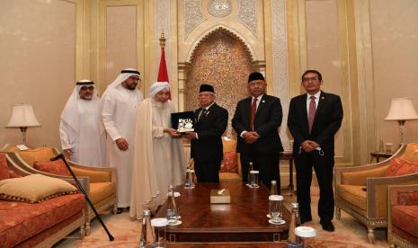 Wakil Presiden (Wapres) RI KH Ma'ruf Amin mewakili Presiden Joko Widodo menerima penghargaan Perdamaian Internasional Hasan bin Ali 2022 dari Abu Dhabi Forum for Peace (ADFP) di Hotel Emirates Palace Abu Dhabi, Rabu (02/11/2022)