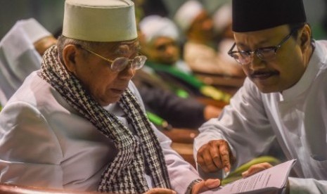 Wakil Rais Aam terpilih KH Maruf Amin (kanan) didampingi Ketua Panitia Daerah Muktamar NU ke-33 Saifullah Yusuf (kiri) menandatangani sebuah dokumen seusai sidang pemilihan Rais Aam PBNU 2015-2020 pada Muktamar NU ke-33 di Jombang, Jawa Timur, Rabu (5/8).