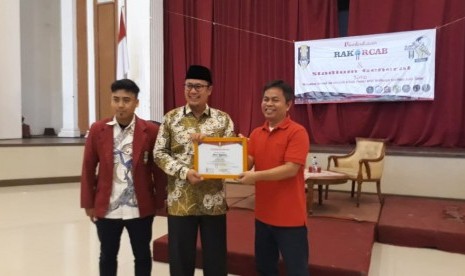 Wakil Redaktur Pelaksana Harian Republika Heri Ruslan dan Wali Kota Sukabumi Achmad Fahmi pada saat menghadiri pembentukan madrasah jurnalistik Ikatan Mahasiswa Muhammadiyah (IMM) Sukabumi di Gedung Juang 45 Kota Sukabumi, Sabtu (12/10)