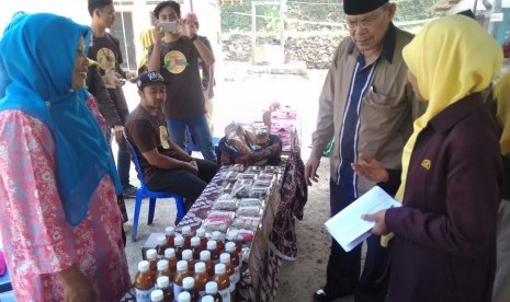 Wakil Rektor 4 UAD, Prof Sarbiran, saat mengunjungi lokasi KKN PPM UAD di Desa Ngoro-Ngoro, Kecamatan Patuk, Gunung Kidul, Kamis (31/8).