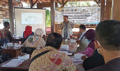 Wakil Rektor Bidang Akademik Agus Trihandoyo bersama Ketua Koperasi Bumi Intan Pari, Hari Susanto, melakukan penandatanganan kerja sama.