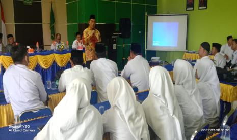 Wakil Rektor Bidang Akademik dan Kelembagaan UIN Ar-Raniry Banda Aceh, Prof Dr H Gunawan Adnan MA PhD sedang memberikan materi pada kegiatan sosialisasi PMB UIN Ar-Raniry Banda Aceh, Selasa (8/3) di Aula Kankemenag Kota Subulussalam.