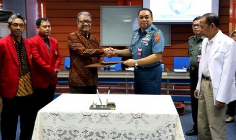 Wakil Rektor Bidang Akademik Junaedi Muhidong, dengan Direktur Kesehatan Dirjen Kuathan Kemhan Laksamana Pertama TNI dr Arie Zakaria di acara penandatangan MoU  di Ruang Rapat A Lantai 4 Gedung Rektorat Unhas, Makassar, Rabu (30/8)